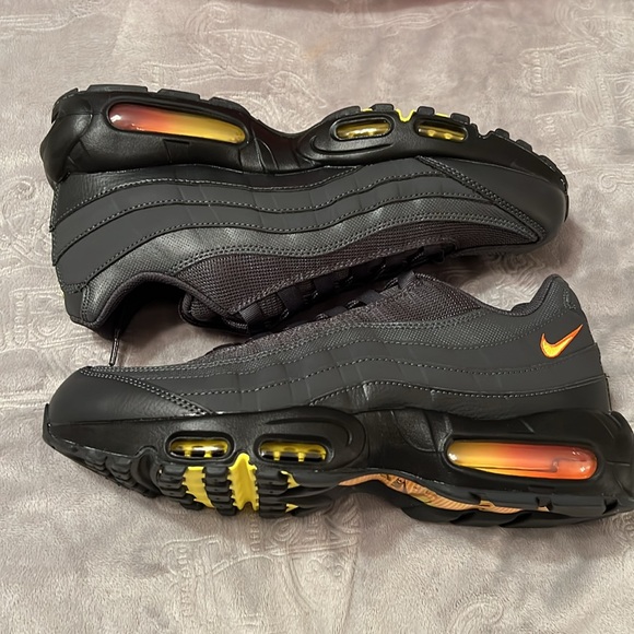 New mens size 10.5 Nike Air Max 95 Limited Edition - Picture 1 of 6